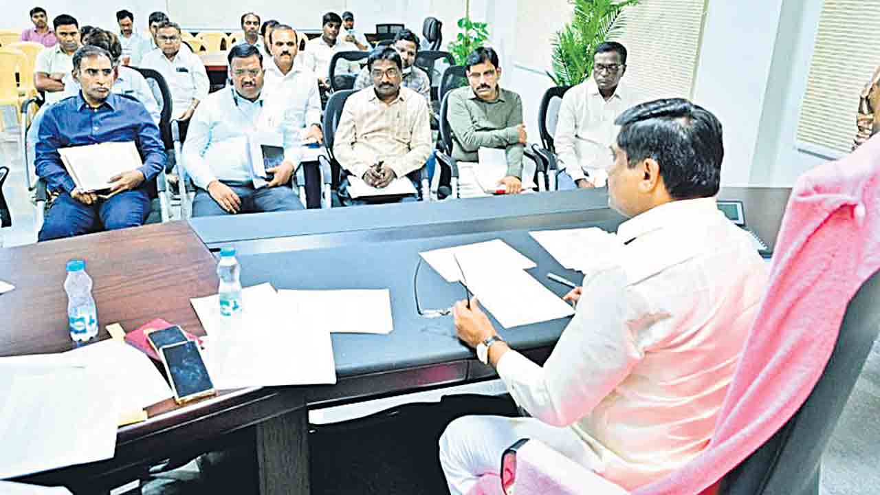 ధాన్యాన్ని ఎప్పటికప్పుడు తరలించాలి