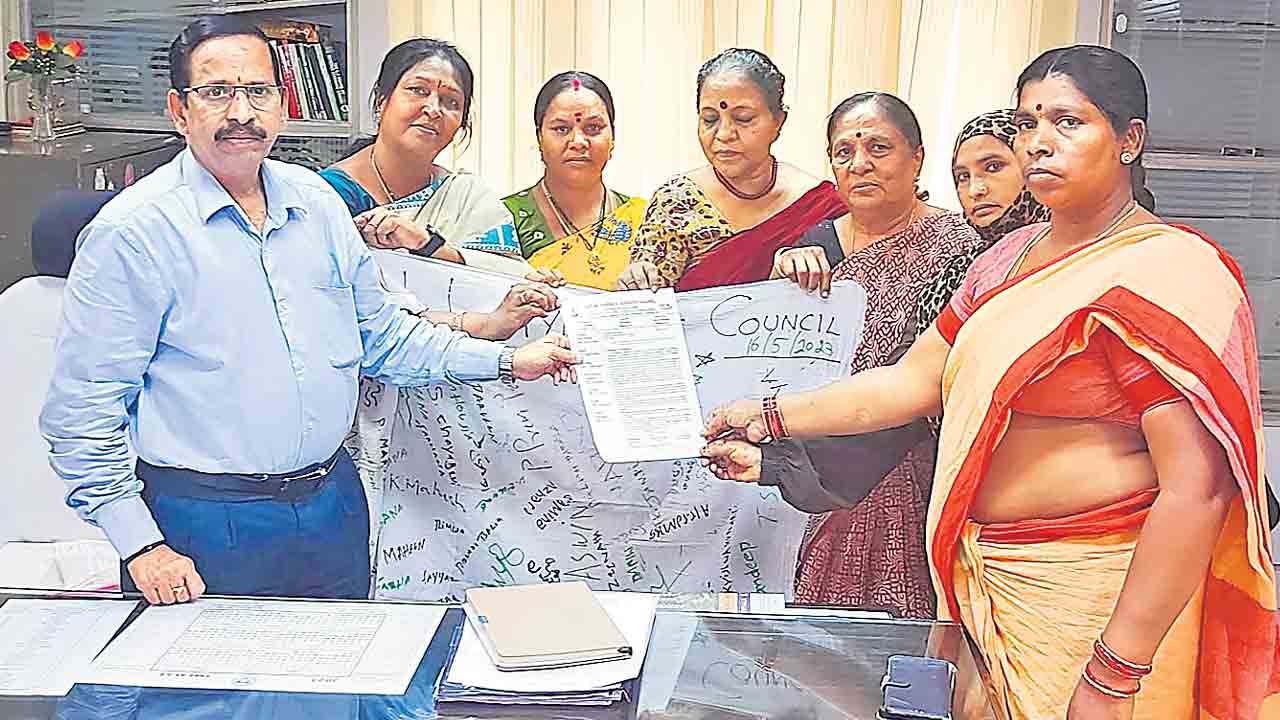 లైంగిక వేధింపులకు పాల్పడిన బీజేపీ ఎంపీని అరెస్టు చేయాలి