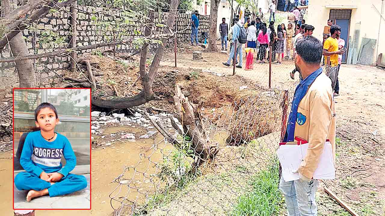 ఇంటి ఆవరణలో.. నీటి గుంతలో పడి..బాలుడి దుర్మరణం