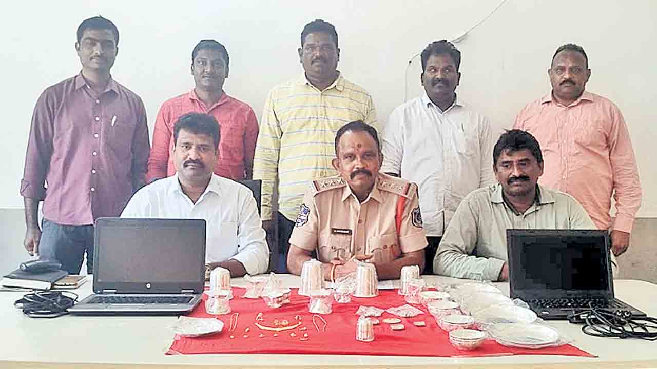 ఫింగర్‌ ప్రింట్స్‌ పట్టించాయి