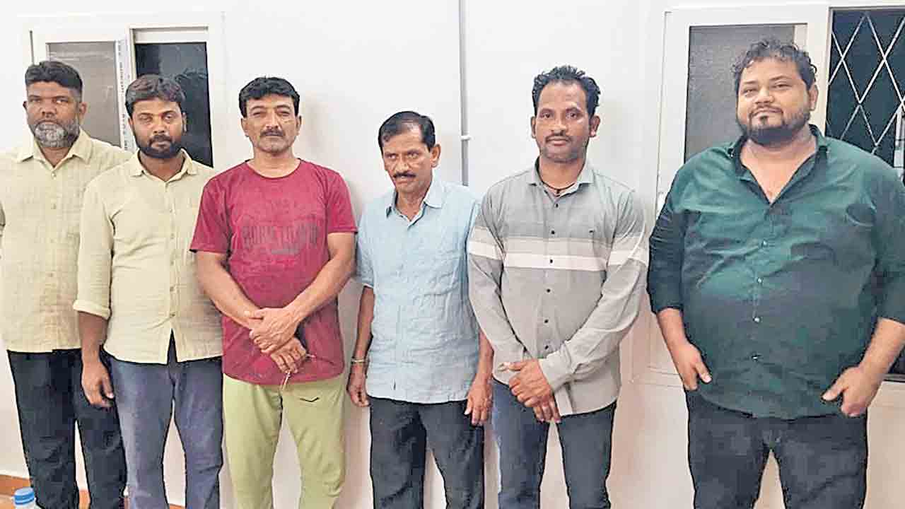 నకిలీ పత్రాలతో ప్లాట్‌ విక్రయం