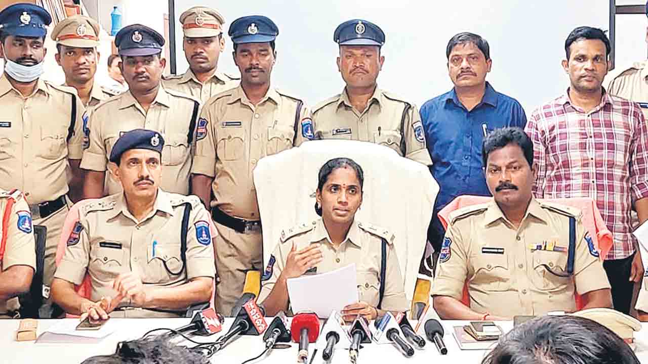 జల్సాలకు అలవాటుపడి చైన్‌ స్నాచింగ్‌లు