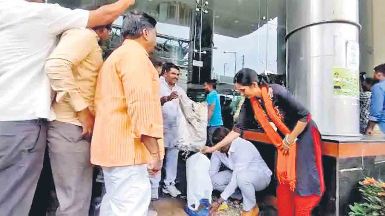 BJP |  అచ్చం.. వీధి రౌడీల్లా.. జలమండలి ప్రధాన కార్యాలయం ఎదుట బీజేపీ కార్పొరేటర్ల నానా హంగామా