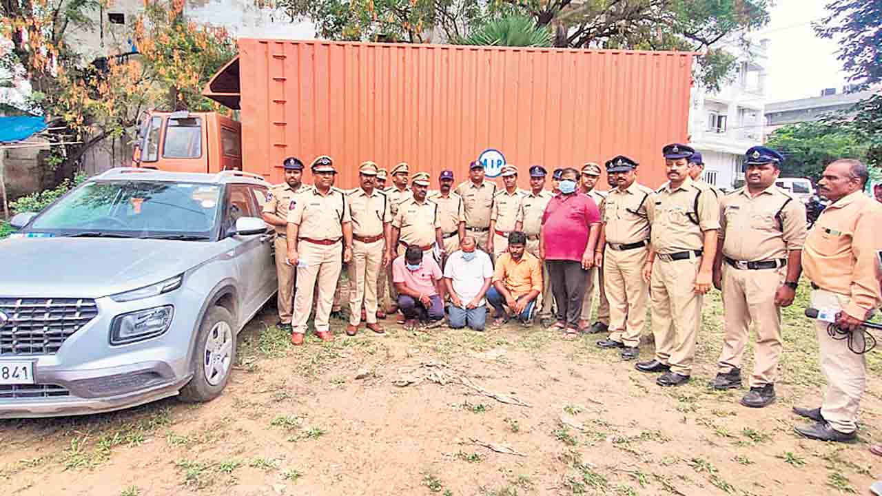 విదేశీ మద్యం అక్రమంగా దిగుమతి