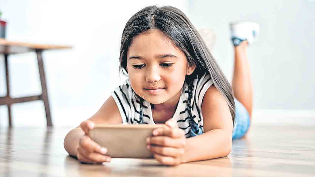 Cell Phone |  సెల్‌ఫోన్‌ వద్దు.. ఆటలే ముద్దు.. చిన్నారులను వెంటాడుతున్న మొబైల్‌ భూతం