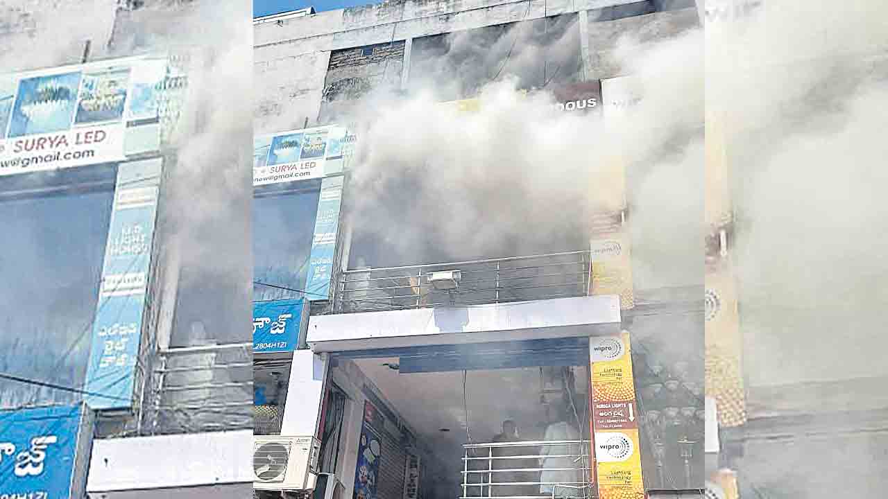 కోఠి ఫిర్దౌస్‌ మాల్‌లో అగ్నిప్రమాదం