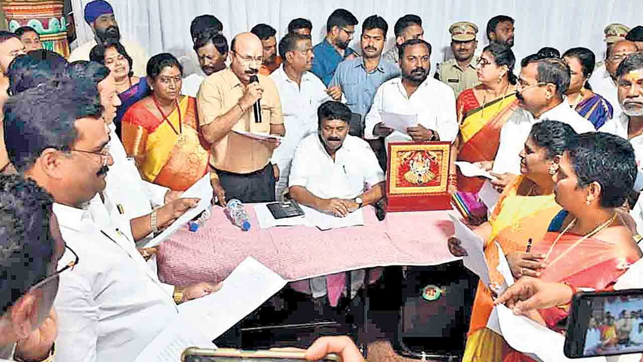 ఎల్లమ్మ భక్తులకు సకల వసతులు