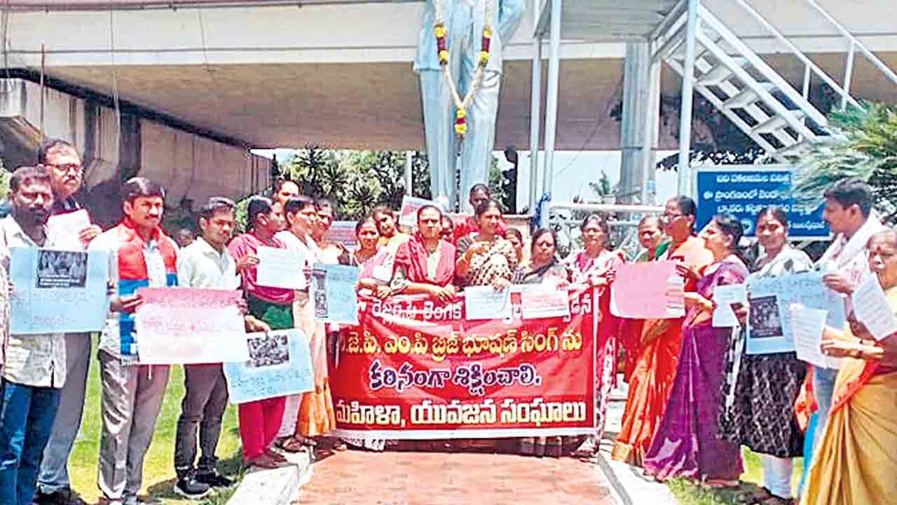 లైంగిక వేధింపులకు పాల్పడిన బీజేపీ ఎంపీని అరెస్ట్‌ చేయాలి