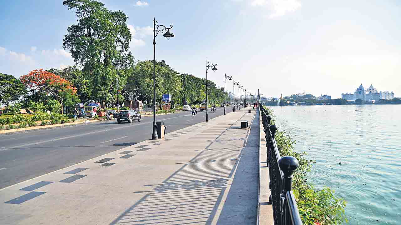 Hussain sagar |  హుస్సేన్‌ సాగర్‌లోకి గోదావరి జలాలు.. మురుగునీటికి చెక్‌ పెట్టేలా ప్రభుత్వం కీలక నిర్ణయం