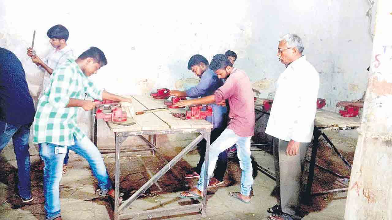 ITI |  ఐటీఐ కోర్సులకు భలే క్రేజ్‌.. స్కిల్‌ డెవలప్‌మెంట్‌ సెంటర్లుగా ఇనిస్టిట్యూట్‌లు