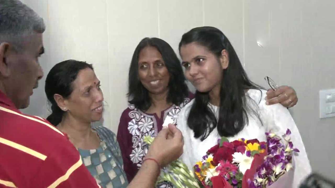 Ishita Kishore | క్రమశిక్షణ, చిత్తశుద్ధితో ప్రయత్నిస్తే కచ్చితంగా సివిల్స్‌ సాధించవచ్చు: సివిల్స్‌ టాపర్‌ ఇషితా కిషోర్‌