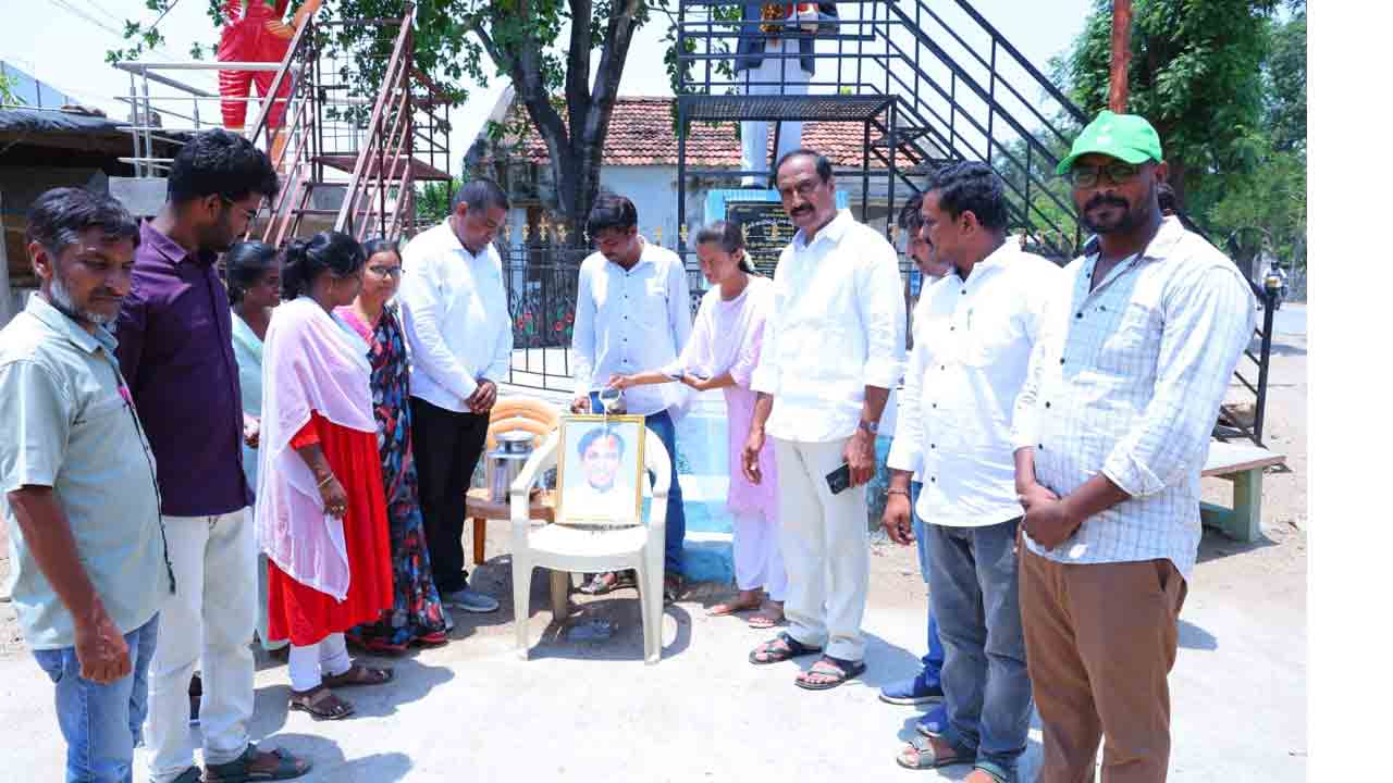 CM KCR | ప్రభుత్వ నిర్ణయాన్ని హర్షిస్తూ సీఎం కేసీఆర్‌ చిత్రపటానికి క్షీరాభిషేకాలు