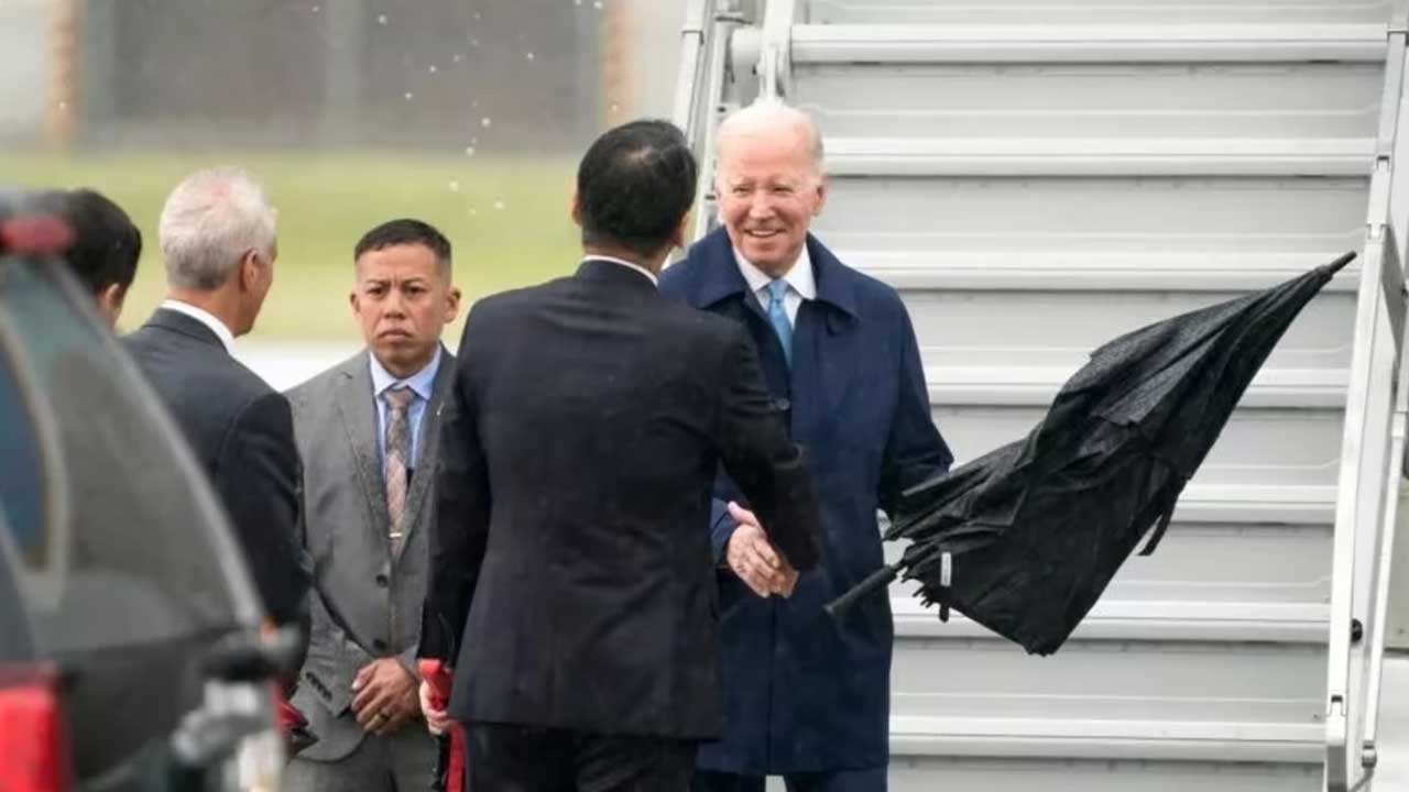 Joe Biden | జపాన్‌ పర్యటనలో జో బైడెన్‌ను ఇబ్బంది పెట్టిన ఛత్రి.. వీడియో