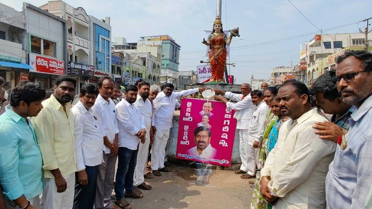 వృత్తిదారులకు సాయం హర్షణీయం