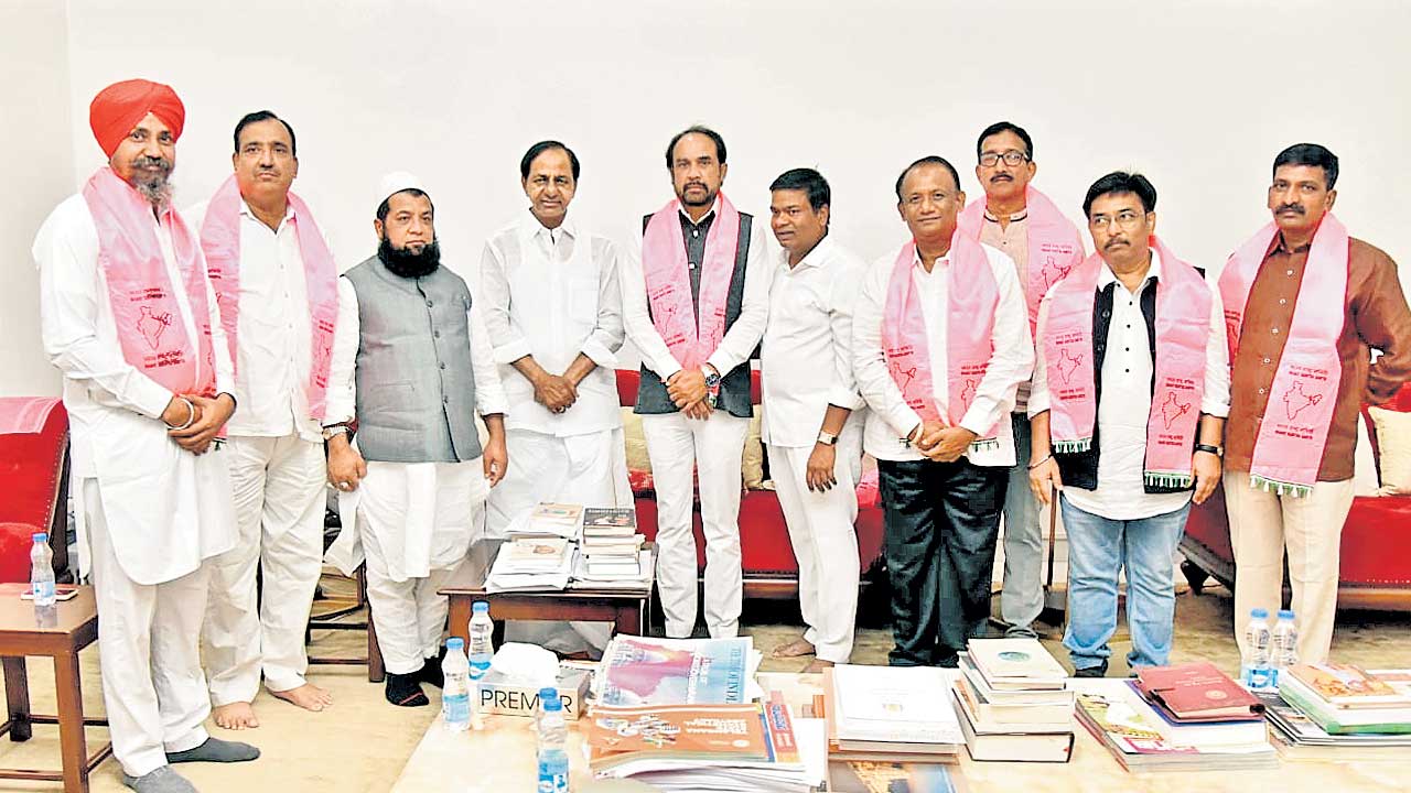 కొనసాగుతున్న ‘మహా’ చేరికలు