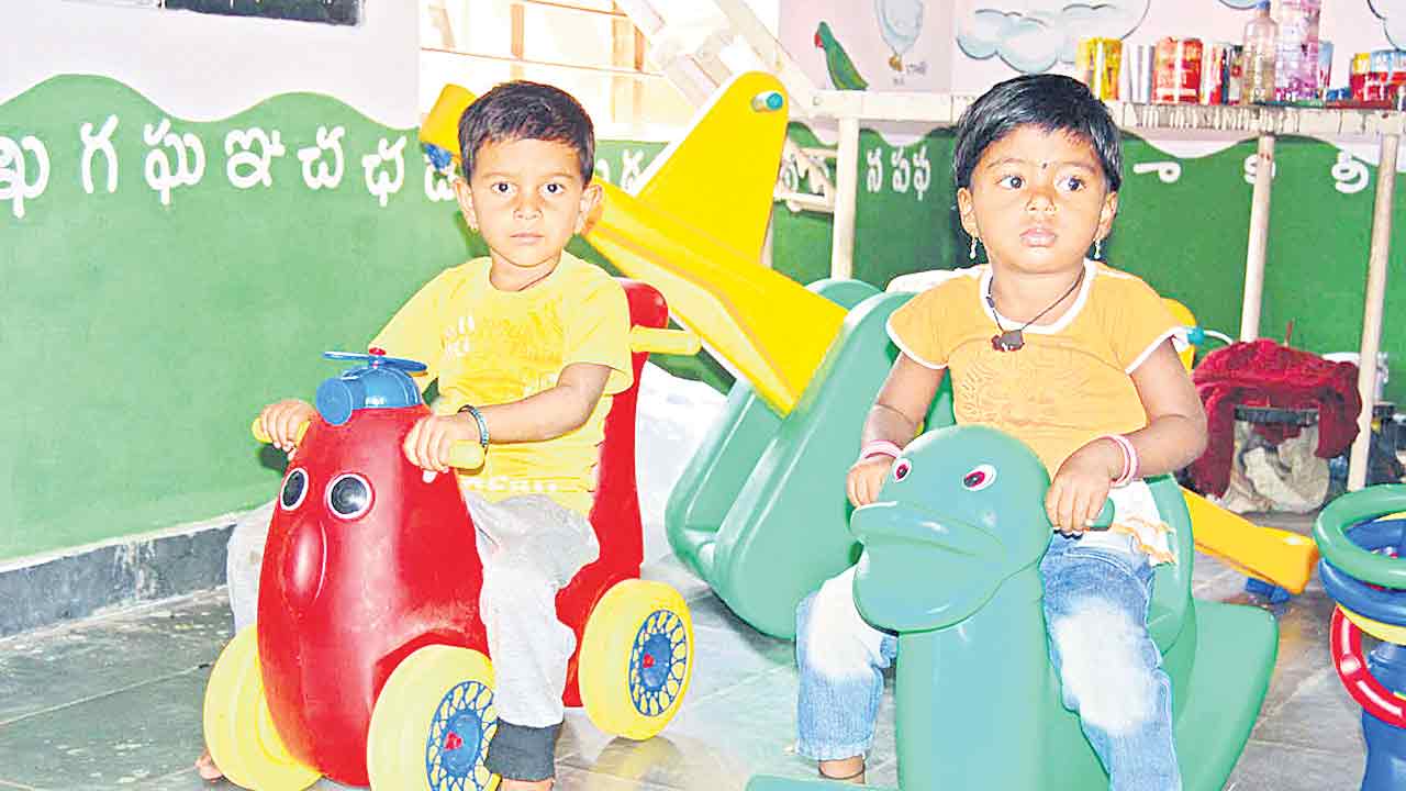 Anganwadi Centres |  కార్పొరేట్‌ బడులకు దీటుగా అంగన్‌వాడీ కేంద్రాలు.. ఆటాపాటలతో చిన్నారులకు బోధన