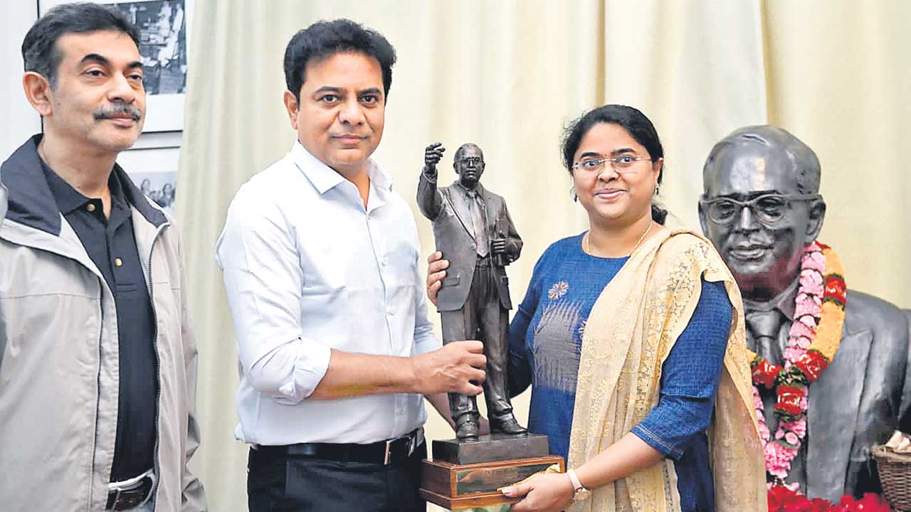 అంబేద్కర్‌ బాటలో కేసీఆర్‌