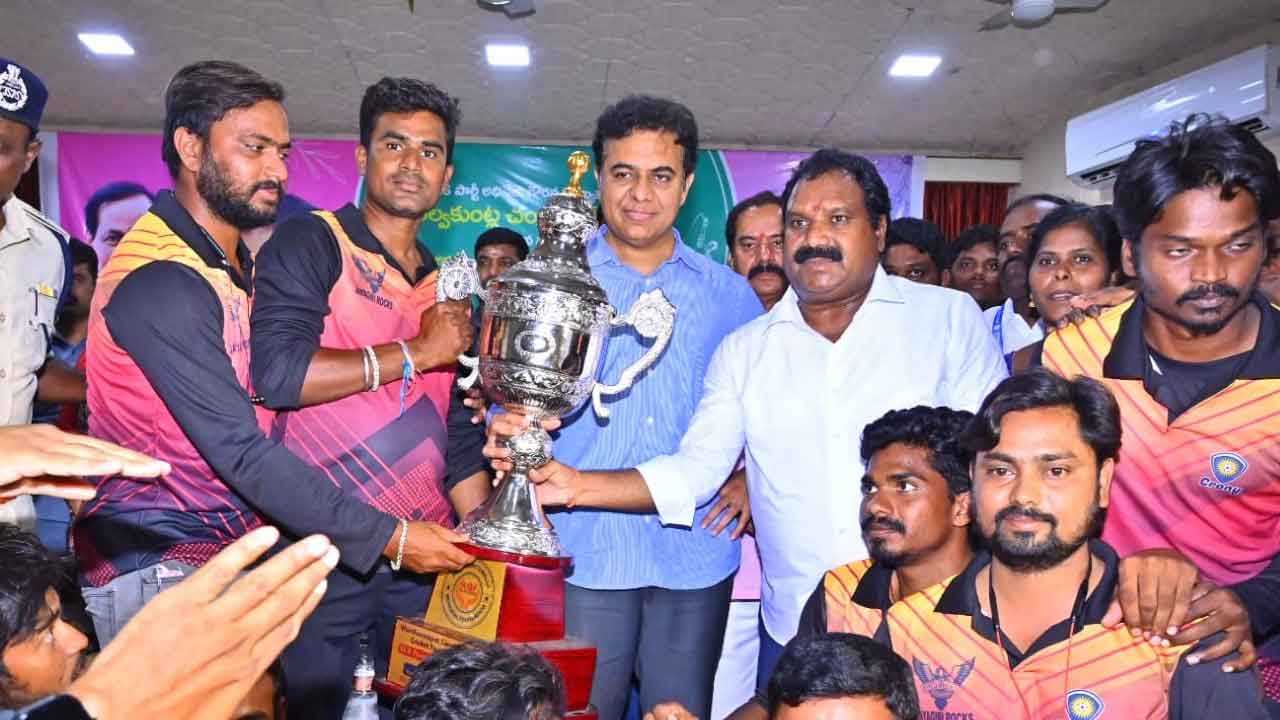 విజేతలకు మంత్రి కేటీఆర్‌ బహుమతుల ప్రదానం