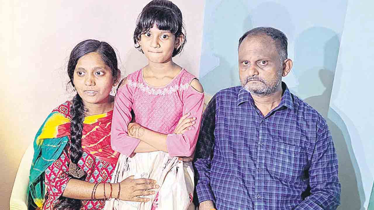 తల్లిదండ్రుల చెంతకు అక్ష