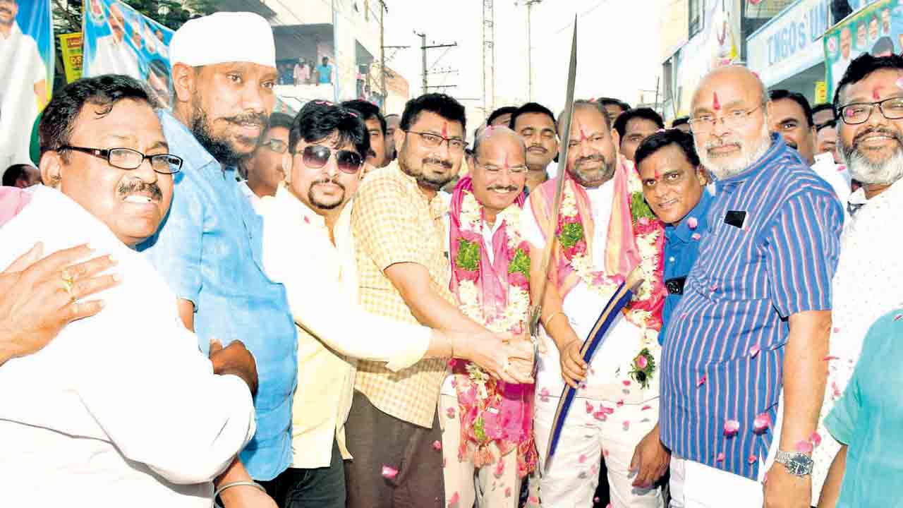 చిత్తశుద్ధితో ఉద్యోగుల సమస్యల పరిష్కారం