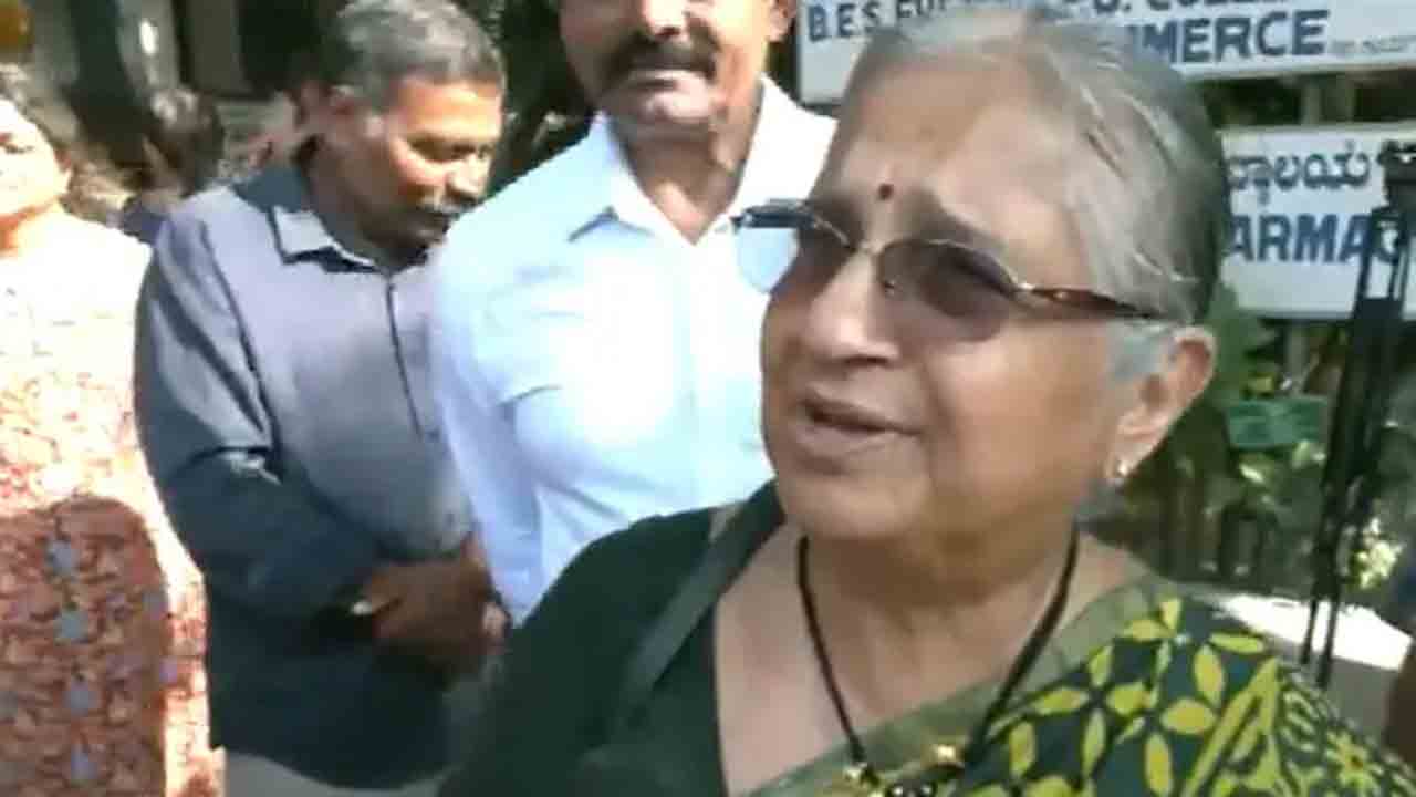 Sudha Murty | మేం వృద్ధులం.. మమ్మల్ని చూసి నేర్చుకోండి : యువ ఓటర్లకు సుధామూర్తి సూచన