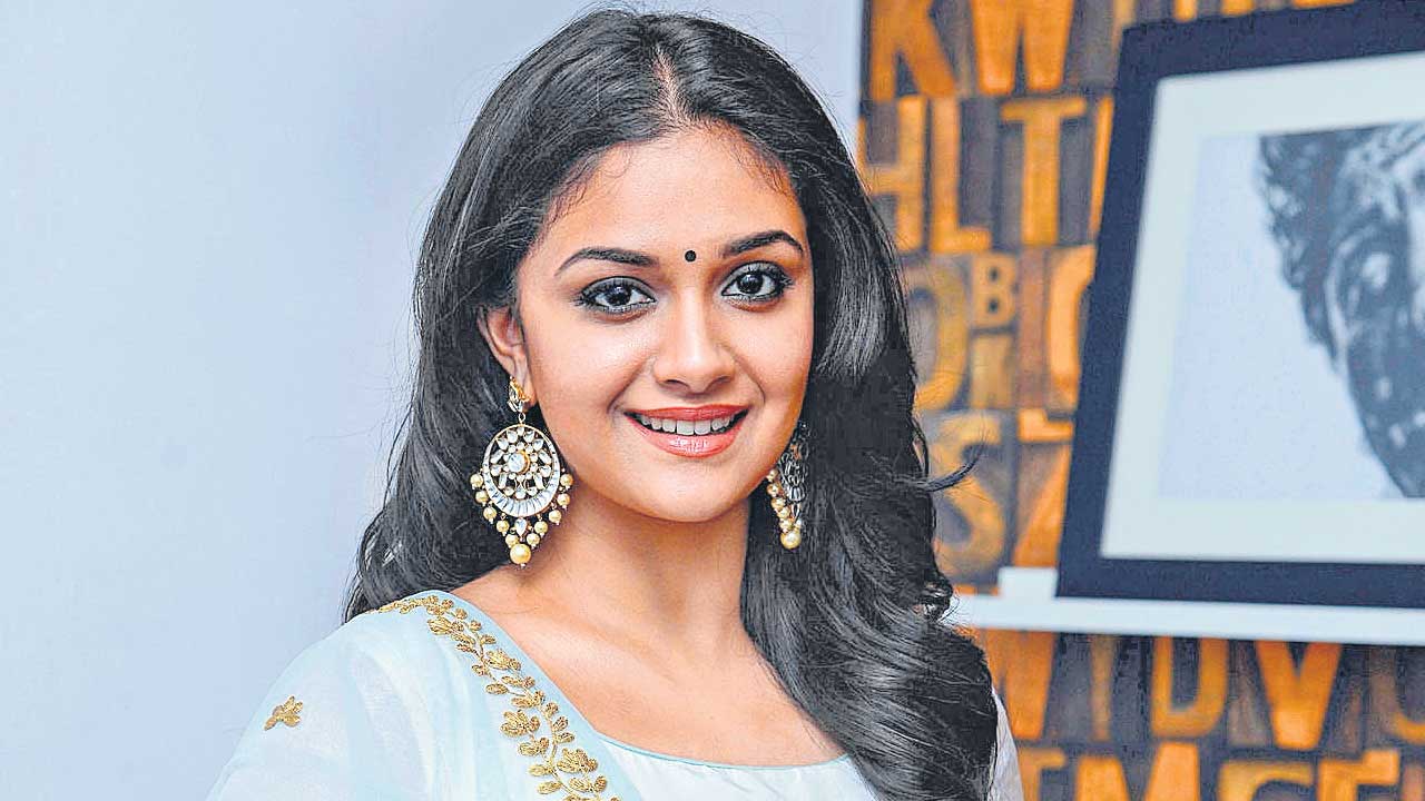 Keerthy Suresh |  అతనితో ఆమె పెండ్లి వార్తలు అసత్యమంటూ కొట్టిపారేసిన స్టార్‌ హీరోయిన్‌ తండ్రి