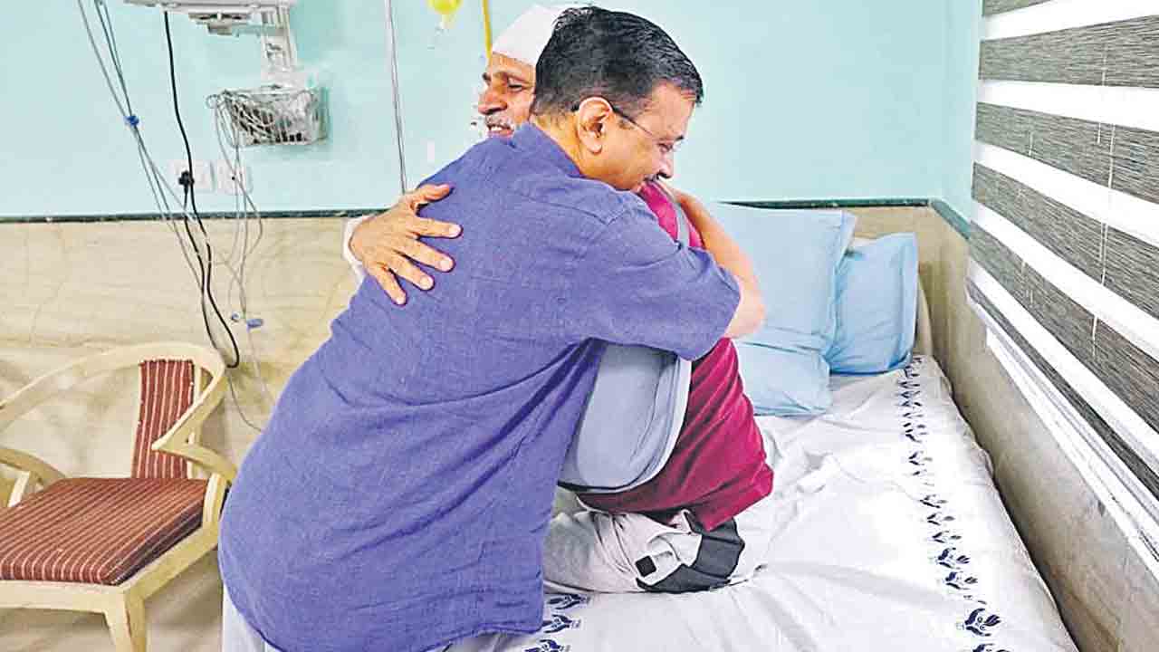 జైన్కు కేజ్రీవాల్ పరామర్శ
