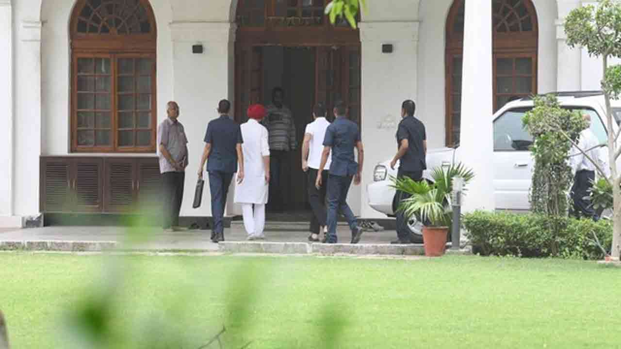 Karnataka CM | కర్ణాటక సీఎం ఎంపికపై కొనసాగుతున్న ఉత్కంఠ.. ఖర్గే నివాసానికి రాహుల్‌గాంధీ సహా పలువురు నేతల చేరిక