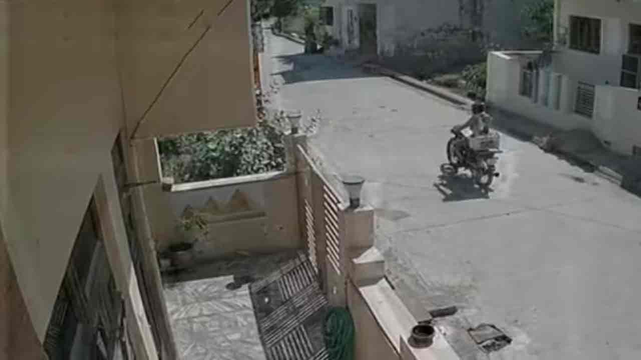 Kota | పట్టపగలే దొంగతనం.. తాళం పగలకపోవడంతో ఇన్వర్టర్‌ ఎత్తుకెళ్లిన దుండగుడు