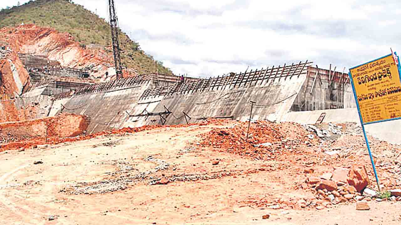 వెలిగొండ ప్రాజెక్టు నిర్మాణం ఆపండి