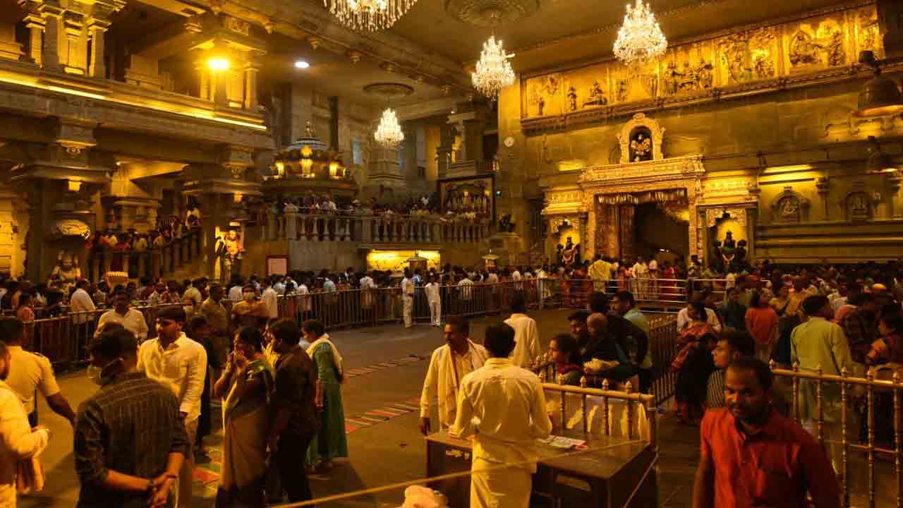 భక్తులతో యాదగిరిగుట్ట కిటకిట