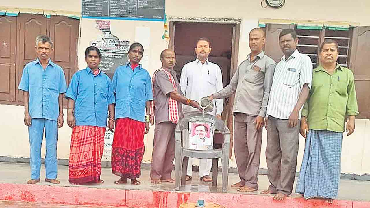 పారిశుద్ధ్య కార్మికుల సంబురాలు.. సీఎం చిత్రపటాలకు క్షీరాభిషేకాలు