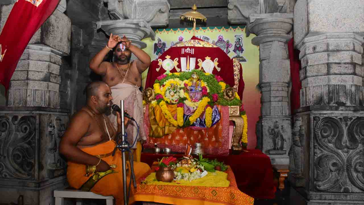యాదగిరిగుట్ట లక్ష్మీనరసింహుడికి నిత్యార్చనలు