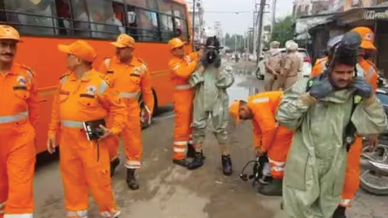 గ్యాస్‌ లీకై 11 మంది మృతి