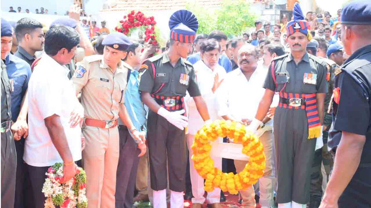 Tributes | స్వగ్రామానికి చేరుకున్న జవాన్ అనిల్ భౌతికకాయం..నివాళి అర్పించిన మంత్రి గంగుల