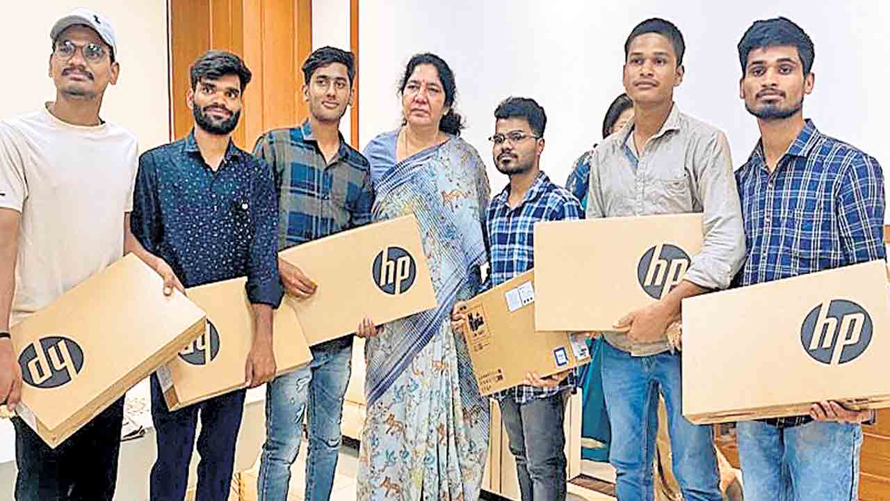 43 మంది విద్యార్థులకు ల్యాప్‌టాప్‌లు