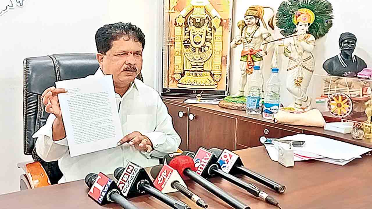 Madhavaram Krishna Rao | చెరువుల్లో పట్టాలున్న వారికి నష్ట పరిహారం చెల్లించాలి: ఎమ్మెల్యే మాధవరం