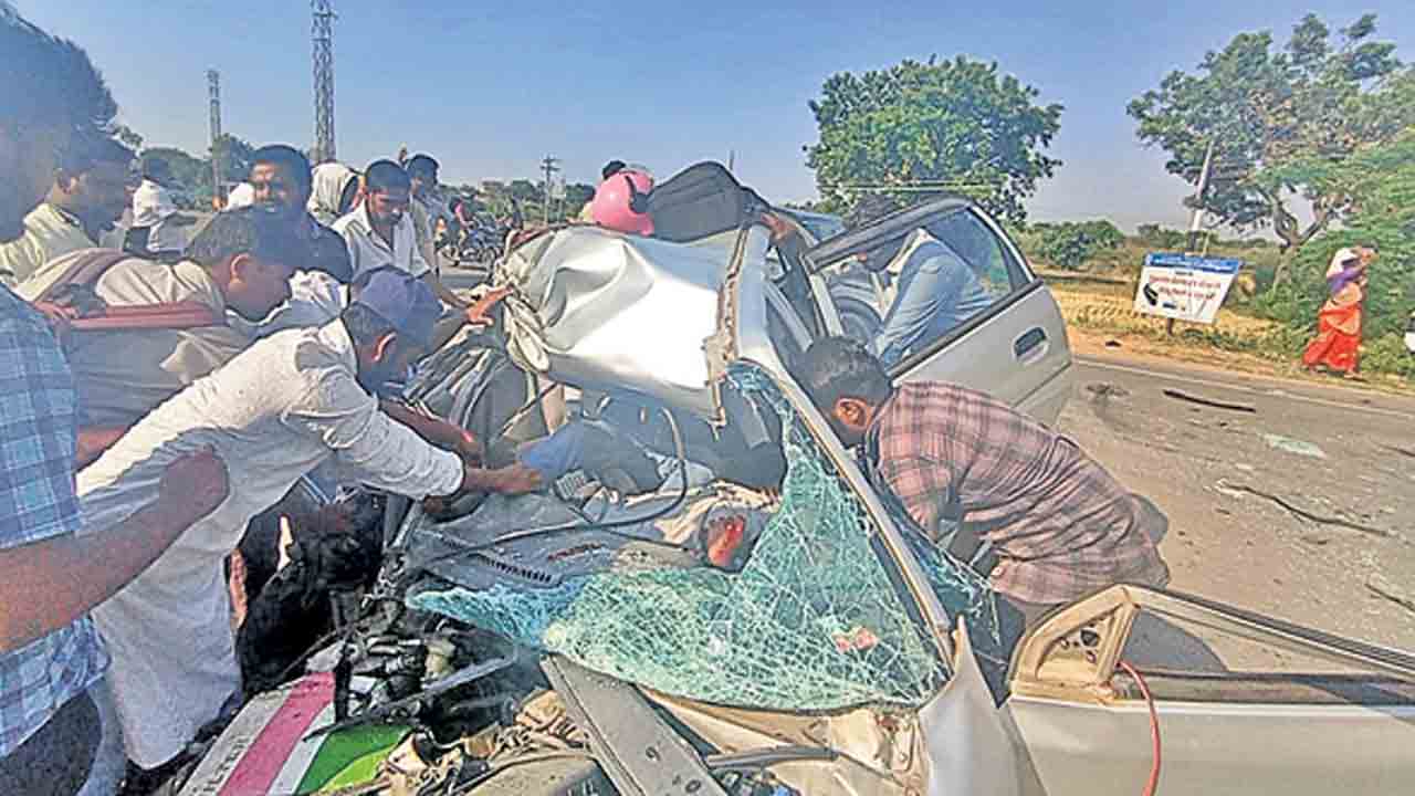 పెండ్లికి వెళ్లొస్తూ తిరిగిరాని లోకాలకు..