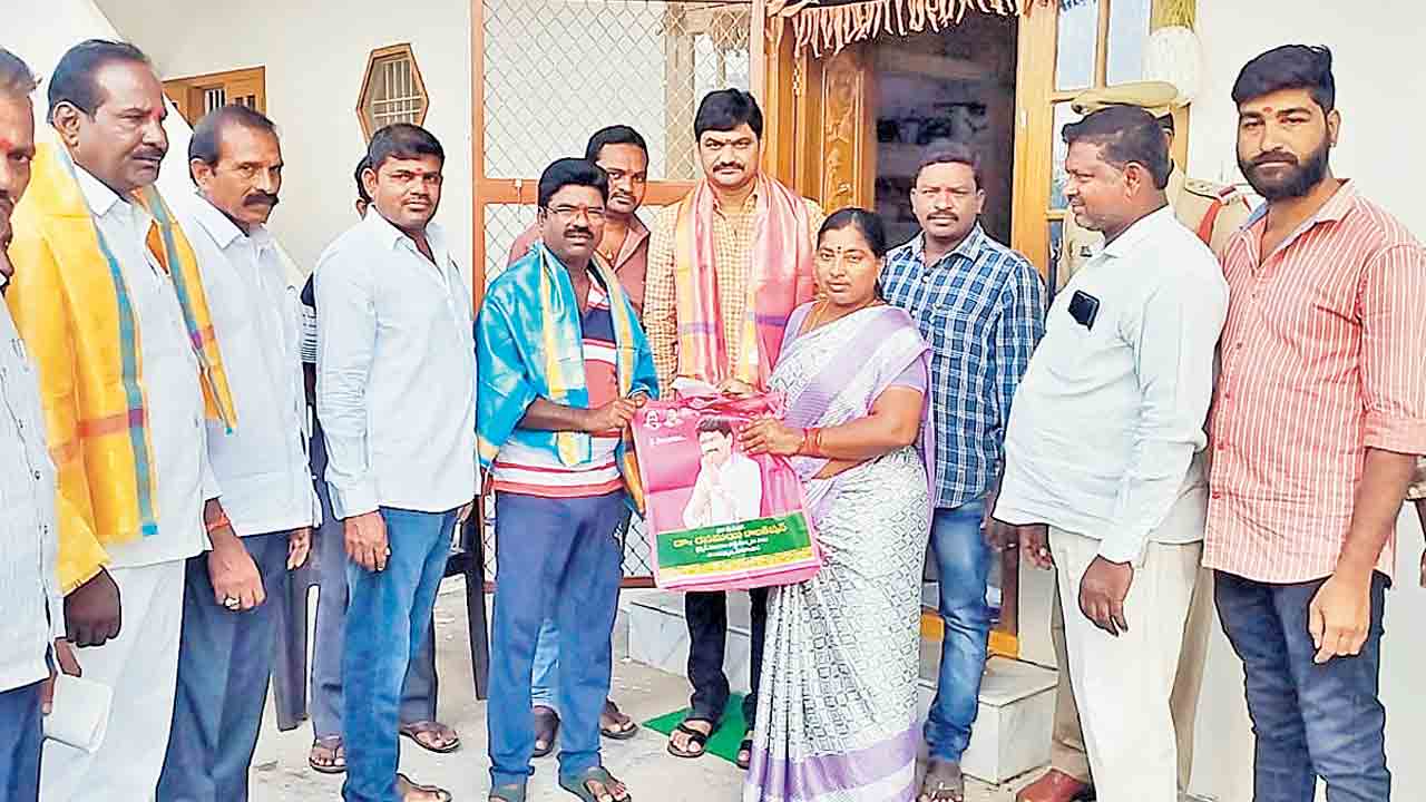 బీజేపీ నేత బిడ్డకు కల్యాణలక్ష్మి