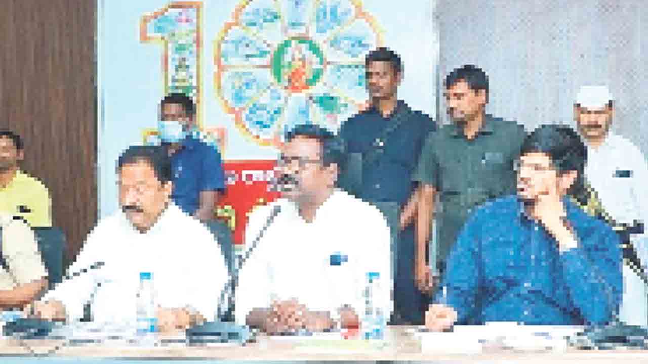 దశాబ్ది వేడుకలు అంబరాన్నంటాలి