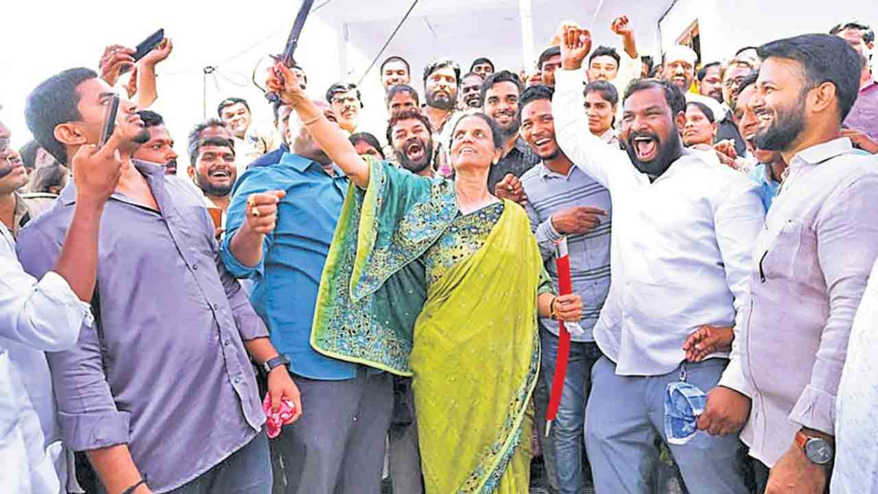 ఘనంగా మంత్రి సబితారెడ్డి జన్మదిన వేడుకలు