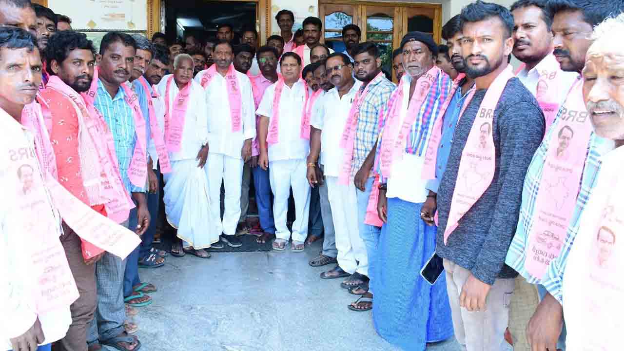 బీఆర్‌ఎస్‌లోకి చిరుమర్తి గ్రామ సర్పంచ్‌