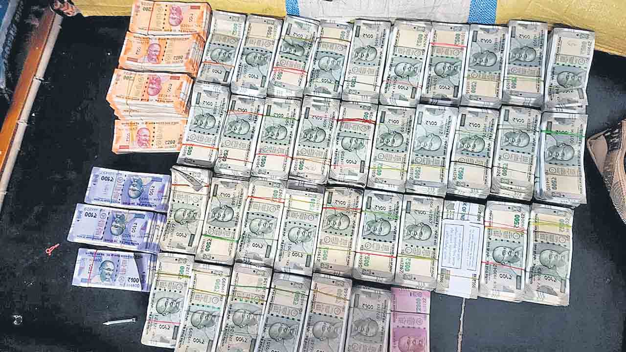 అగ్నిప్రమాదం.. ఇంట్లో 1.65 కోట్లు లభ్యం