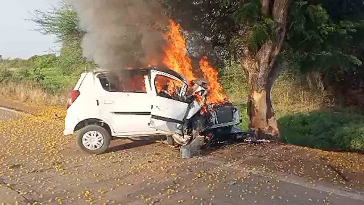 Burnt Alive | చెట్టును ఢీకొన్న కారు..  కొత్త దంపతులతో సహా నలుగురు సజీవ దహనం