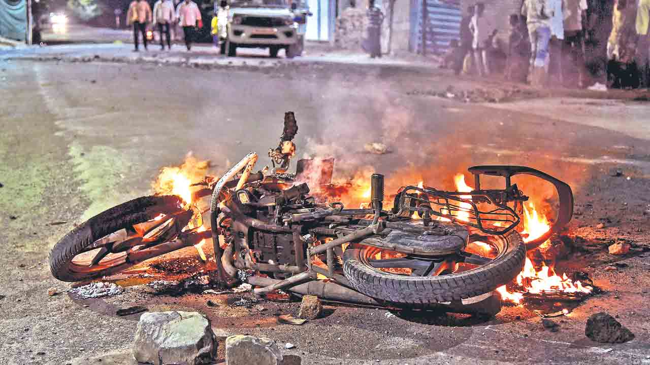 అకోలాలో మత ఘర్షణలు