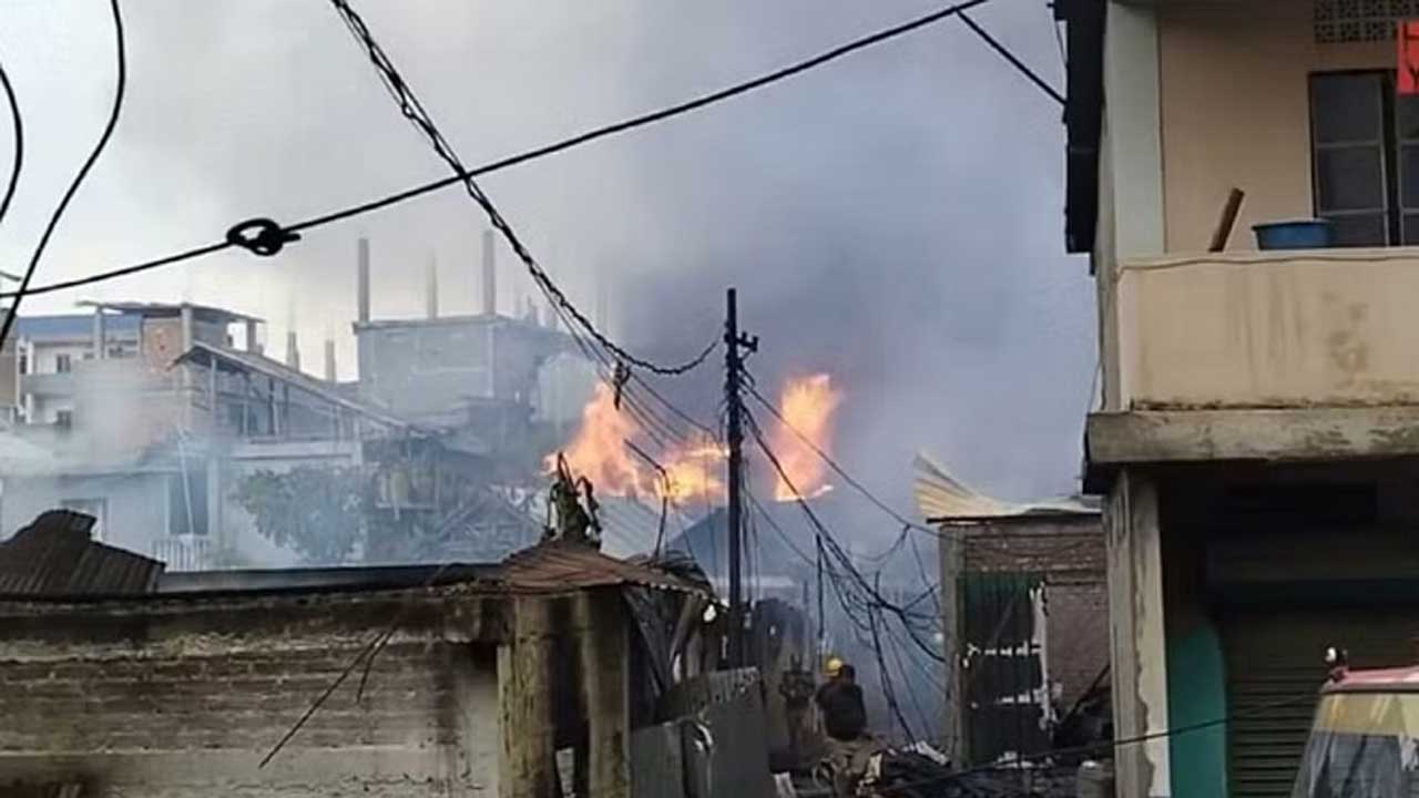 Manipur Violence | మణిపూర్‌లో చెలరేగిన హింస..! ఇండ్లకు నిప్పుపెట్టిన ఆందోళనకారులు