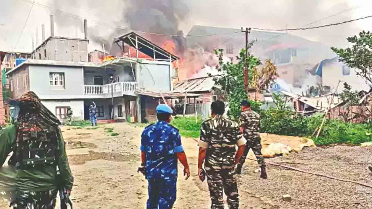 మణిపూర్‌లో ఆరని మంటలు.. మంత్రి ఇంటిపై దాడి కాల్పుల్లో ఒకరు మృతి