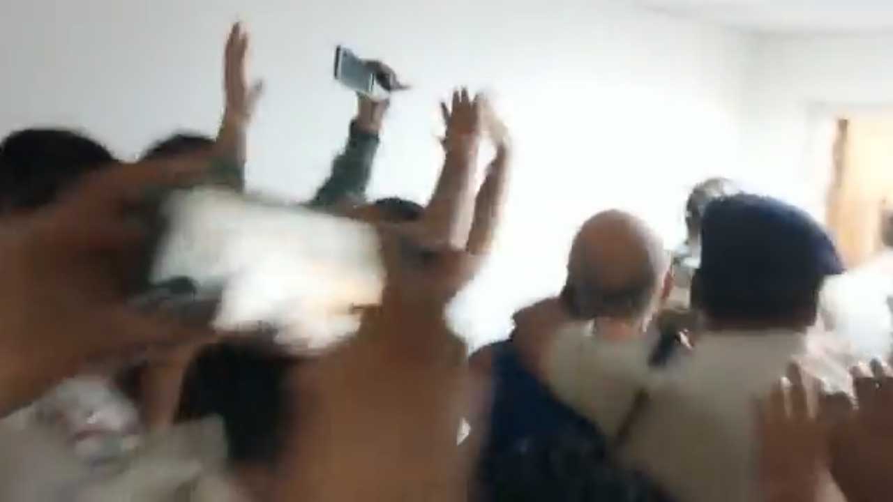 Viral video | పోలీసులకు ఆయన మెడపై చెయ్యేసి లాక్కెళ్లే హక్కు ఉందా.. ట్విటర్‌లో వీడియో షేర్‌ చేసిన కేజ్రివాల్‌