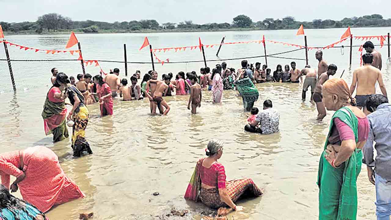 కుంభ‌మేళాకు భ‌క్తుల తాకిడి..