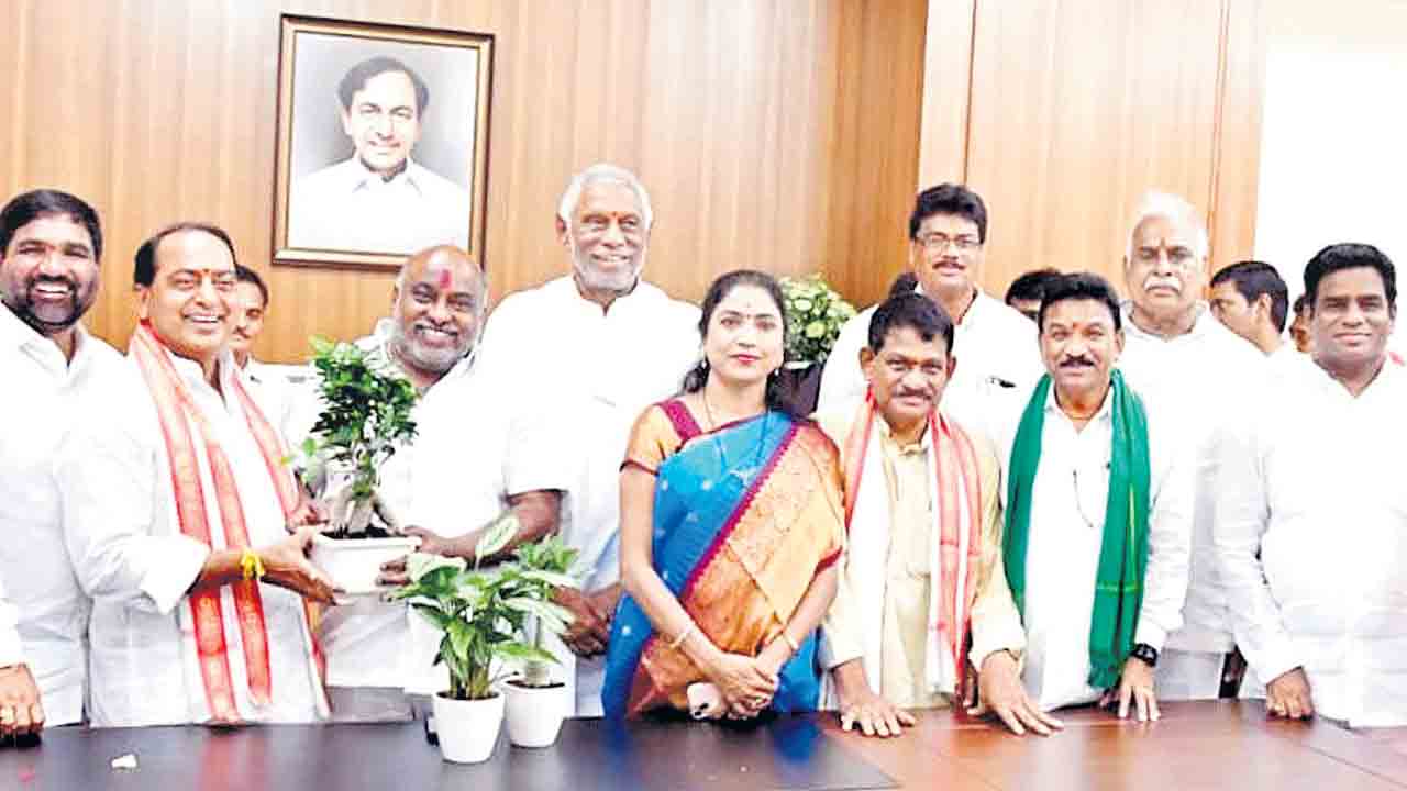 నూతన సచివాలయంలో కొలువుదీరిన మంత్రి అల్లోల